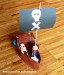Loď s typicky pirátskou plachtou